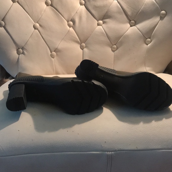 Sorel high heel boots olive green. - Picture 3 of 8